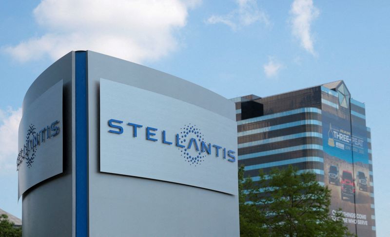 Il logo Stellantis presso la sede a Auburn Hills, in Michigan, Stati Uniti