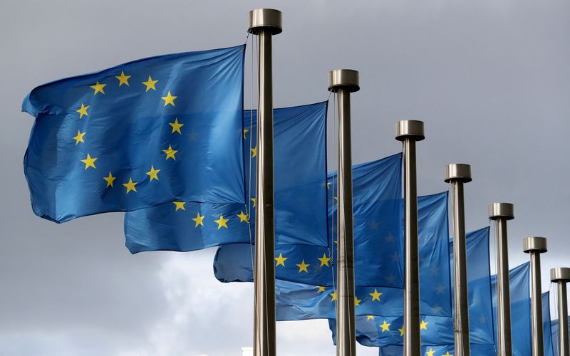 Diverse bandiere dell'Unione europea davanti alla Commissione europea a Bruxelles
