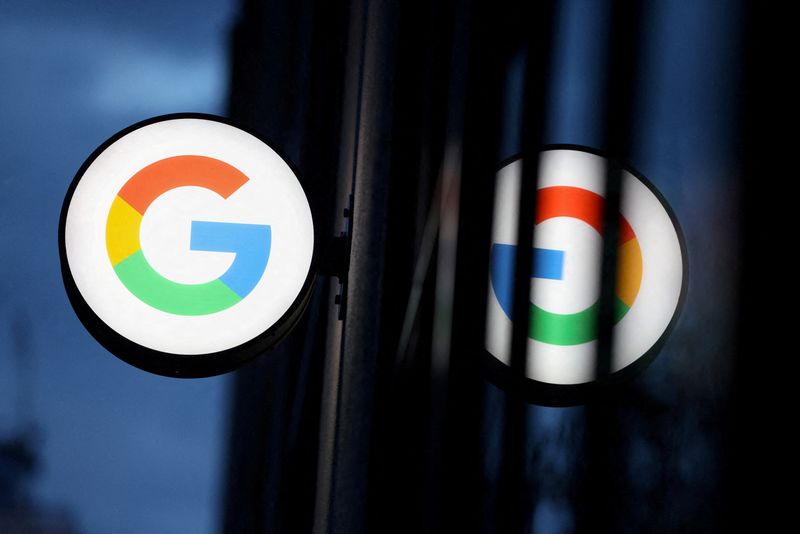 Il logo Google presso un negozio a Manhattan, New York