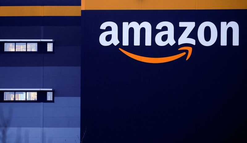 ARCHIV: Das Logo von Amazon im Logistikzentrum des Unternehmens, Bretigny-sur-Orge, Frankreich