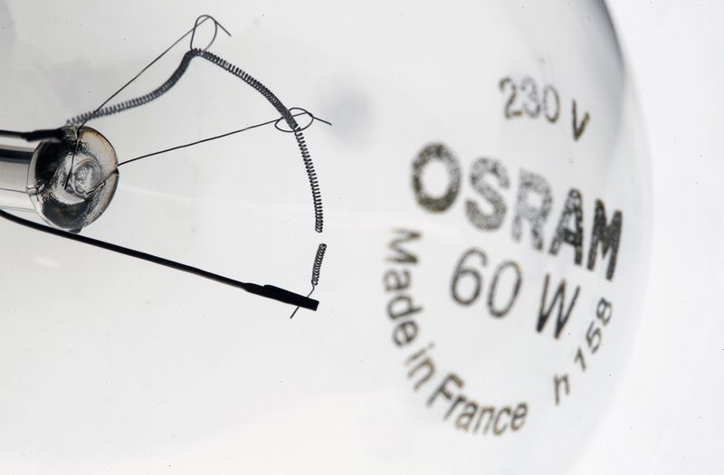 ARCHIV: Eine Glühbirne des Sensorspezialisten ams Osram in Zürich, Schweiz, 13. Mai 2020. REUTERS/Arnd Wiegmann
