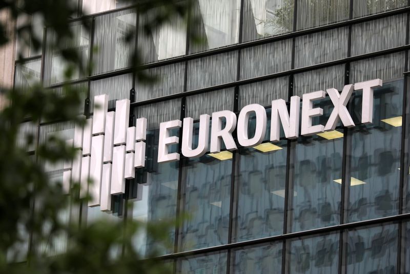 Photo d'archives du logo Euronext sur un immeuble à La Défense, près de Paris