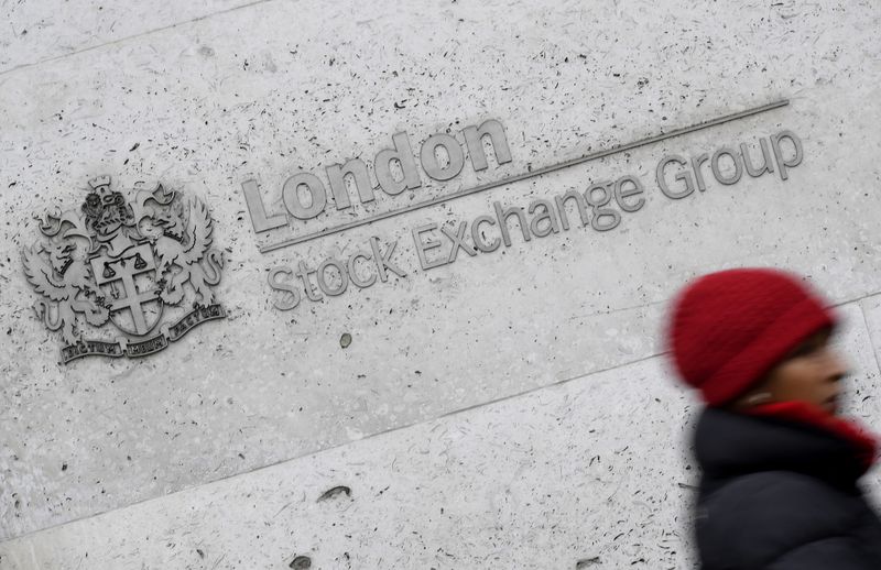 Une femme passe devant le bâtiment du London Stock Exchange