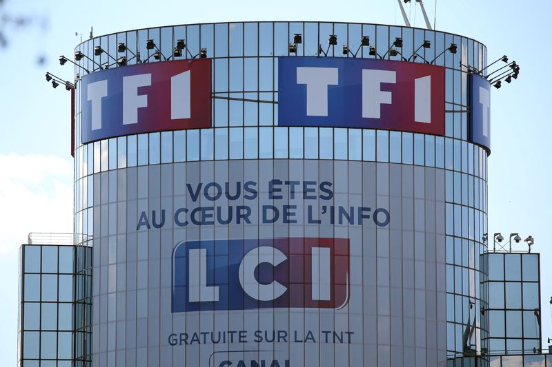 Photo d'archives montrant les logos des chaînes de télévision françaises TF1 et LCI au siège de Boulogne-Billancourt, près de Paris