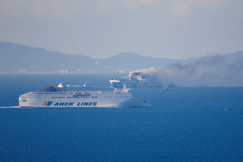 Dodici persone sono ancora disperse dopo lo scoppio di un incendio su una barca Grecia-Italia