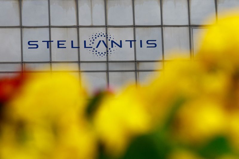 Il logo di Stellantis nella sede dell'azienda a Poissy, nei pressi di Parigi