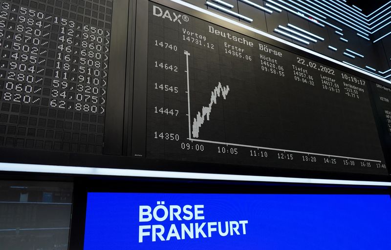 Imagen de archivo de un gráfico del índice bursátil alemán DAX en una pantalla en la bolsa de Fráncfort