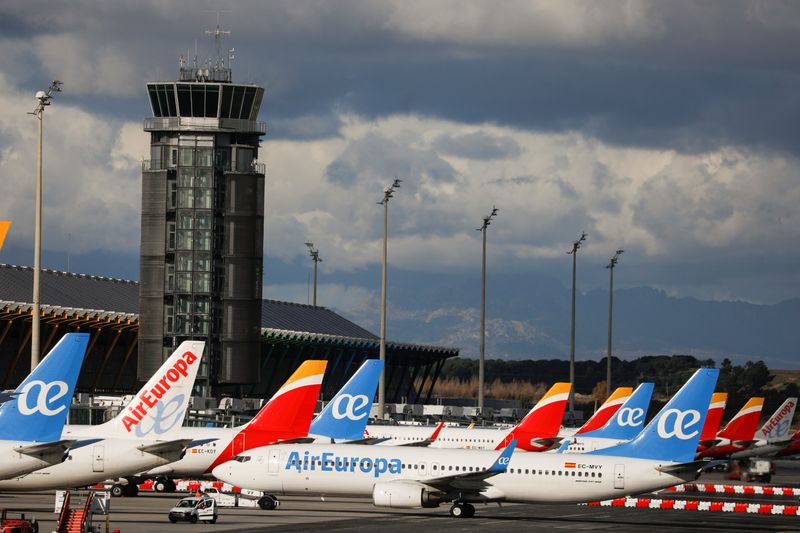 FOTO DE ARCHIVO: Aviones de Iberia y Air Europa en el aeropuerto Adolfo Suárez Barajas durante la pandemia del COVID-19 en Madrid