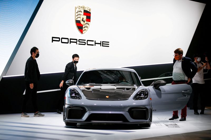 ARCHIV: Besucher sehen sich den Porsche 718 Cayman GT4 RS 2022 während der LA Auto Show 2021 in Los Angeles, Kalifornien, USA