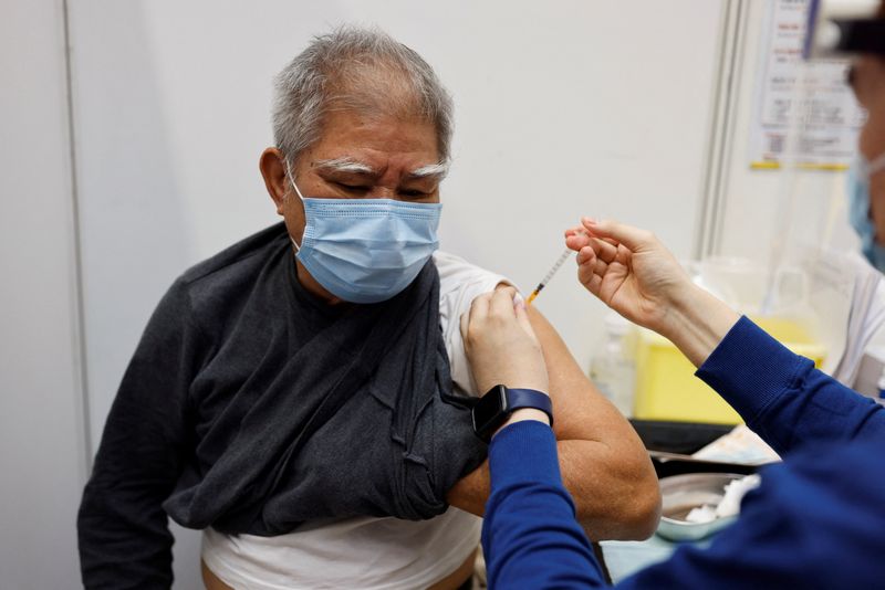 Imagen de archivo de un anciano recibiendo una dosis de la vacuna COVID-19 de Sinovac Biotech en Hong Kong
