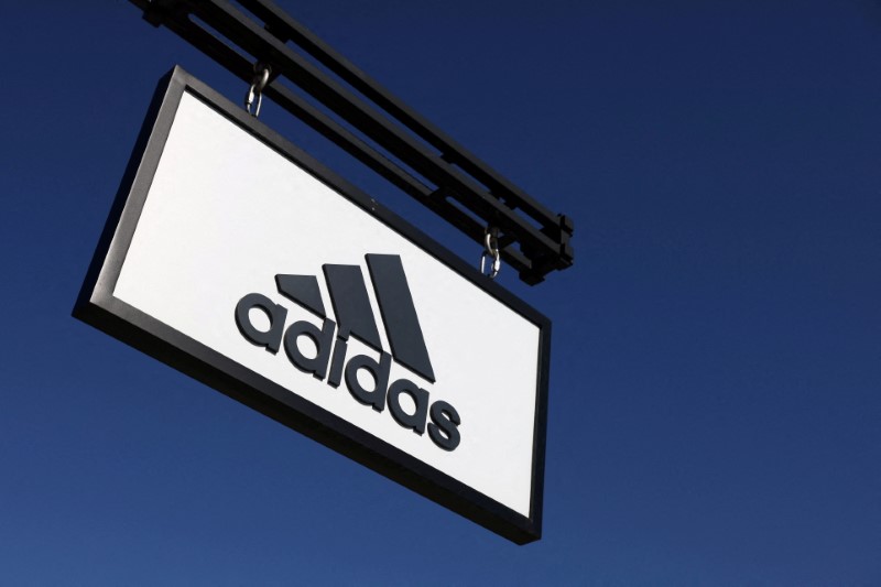 ARCHIV: Adidas-Schild am Geschäft in den Woodbury Common Premium Outlets in Central Valley, New York, USA