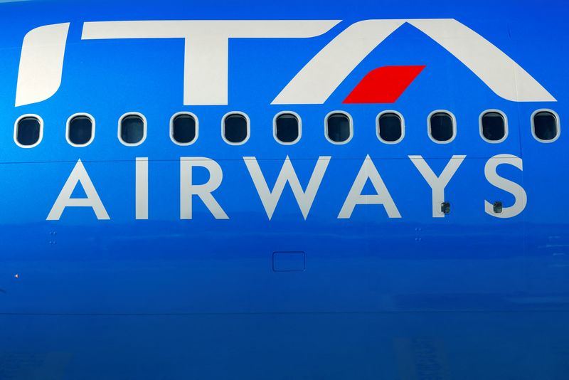 Il logo ITA Airways su un velivolo all'Aeroporto di Roma Fiumicino