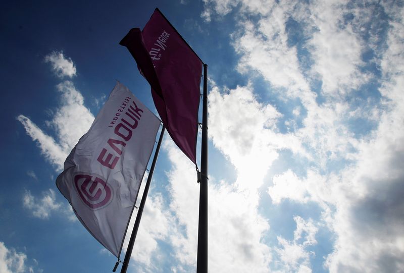 ARCHIV: Die Fahnen des deutschen Chemieunternehmens Evonik Industries flattern am 18. Juni 2012 in einer Fabrik in Darmstadt im Wind.