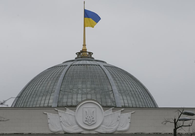 La bandiera ucraina in cima alla sede del Parlamento, nel centro di Kiev