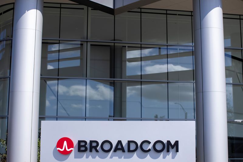 ARCHIV: Das Firmenlogo von Broadcom Limited vor einem ihrer Bürokomplexe in Irvine, Kalifornien