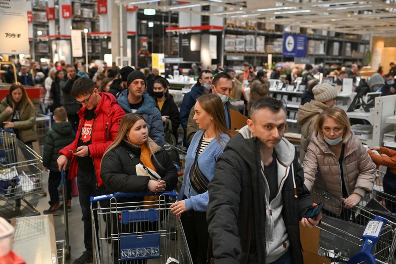 Personas compran en una tienda de IKEA en Omsk, Rusia