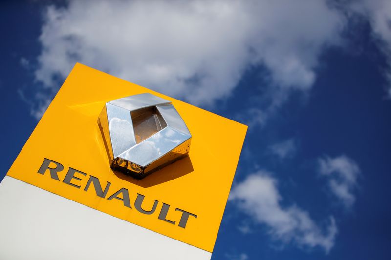 ll logo della casa automobilistica Renault in una concessionaria a Parigi