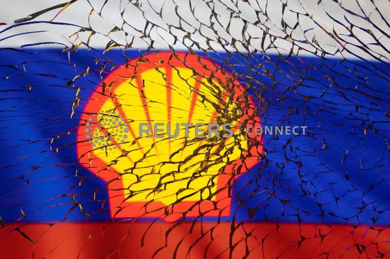 ARCHIV: Shell-Logo und russische Flagge durch zerbrochenes Glas in einer Illustration vom 1. März 2022. REUTERS/Dado Ruvic