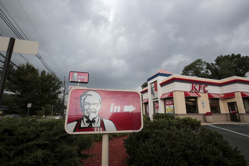 Un letrero de KFC en el exterior de su restaurante en Paramus