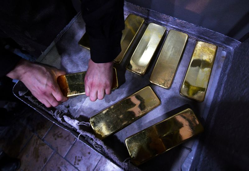 Imagen de archivo de un empleado procesando lingotes de oro con una pureza del 99,99% en la planta de metales no ferrosos Krastsvetmet en la ciudad siberiana de Krasnoyarsk