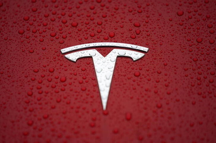 Foto de archivo ilustrativa del logo de Tesla 
