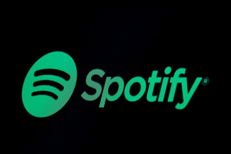 Il logo Spotify su uno schermo nei pressi della Borsa di New York