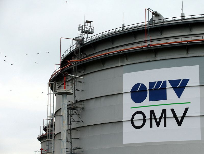 ARCHIV: Das Logo des österreichischen Öl- und Gaskonzerns OMV auf einem Öltank in der Raffinerie in Schwechat, Österreich, 21. Oktober 2015. REUTERS/Heinz-Peter Bader