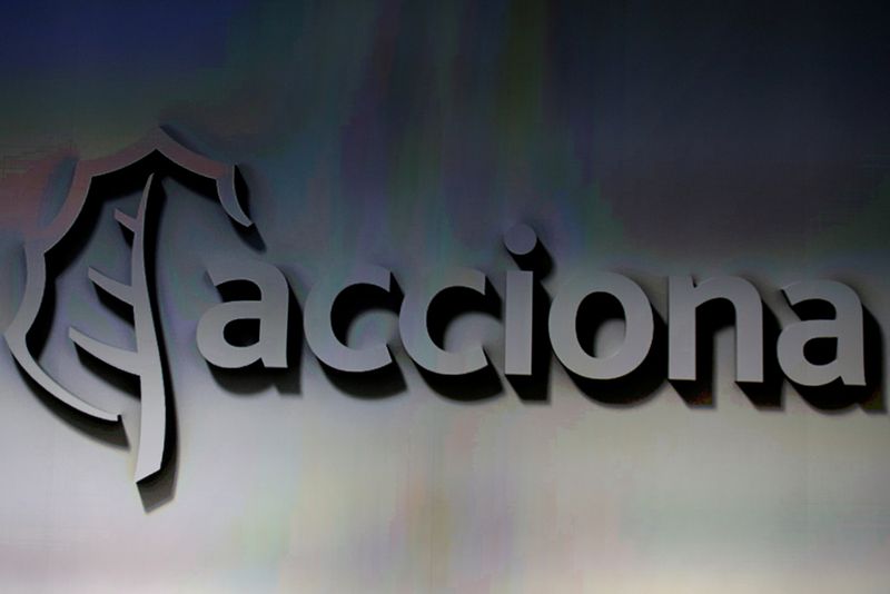 FOTO DE ARCHIVO: El logotipo del conglomerado español de energía, construcción y servicios Acciona, durante la junta anual de accionistas de la compañía en Alcobendas