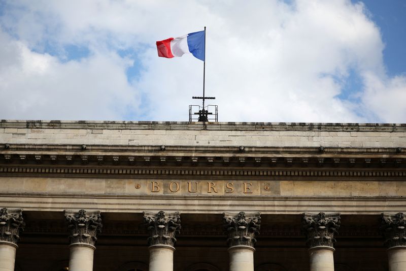 Le drapeau français au sommet du Palais Brogniard, ancienne Bourse de Paris