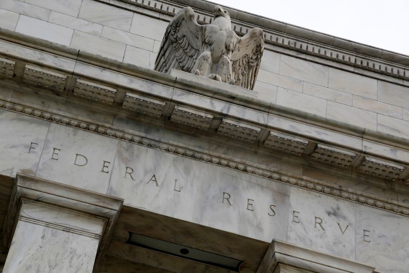 FOTO DE ARCHIVO: Un águila remata la fachada del edificio de la Reserva Federal de Estados Unidos en Washington