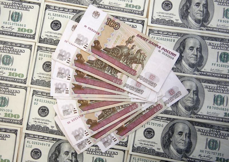 Diverse banconote in rubli russi e dollari statunitensi a Sarajevo