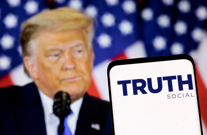 Imagen de archivo ilustrativa del logo de la red social Truth en un smartphone frente a una pantalla que muestra al expresidente de Estados Unidos Donald Trump