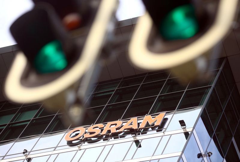 ARCHIV: Der Hauptsitz des Lampenherstellers Osram neben einer Ampel in München, Deutschland
