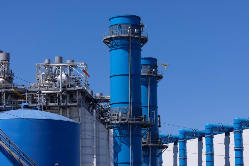 FOTO DE ARCHIVO: Una planta eléctrica de gas natural en Huntington Beach