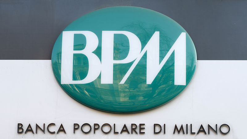 Il logo della Banca Popolare di Milano (Bpm) è visibile all'esterno della banca nel centro di Milano