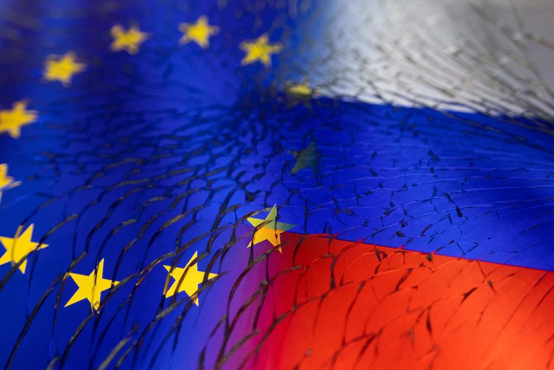 ARCHIV: Die Flaggen der EU und Russlands