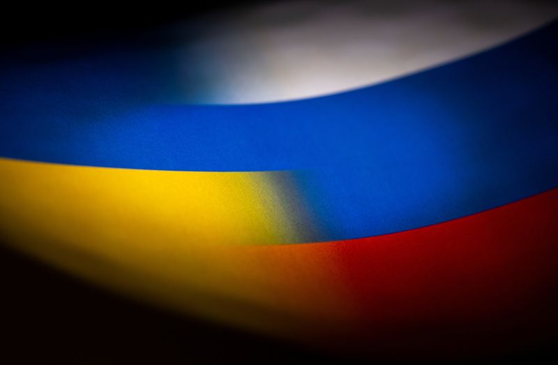 Les drapeaux de la Russie et de l'Ukraine imprimés sur du papier