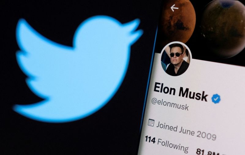 ARCHIV: Das Twitter-Konto von Elon Musk auf einem Smartphone vor dem Twitter-Logo