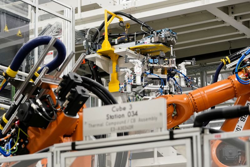 FOTO DE ARCHIVO: Una línea de ensamble de baterías de vehículo eléctrico para la planta de Mercedes-Benz en Alabama