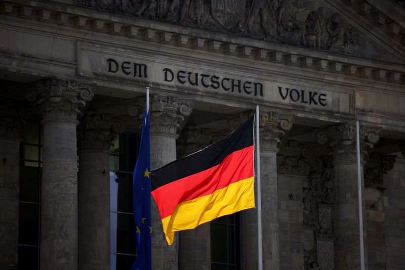 La bandiera nazionale tedesca sventola davanti al palazzo del Reichstag a Berlino