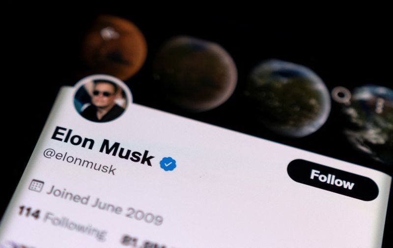 Ilustración fotográfica de la cuenta en Twitter de Elon Musk en un teléfono móvil.