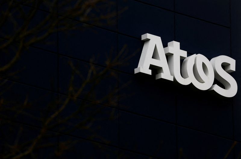 Le logo d'Atos est visible sur un bâtiment de l'entreprise, à Nantes