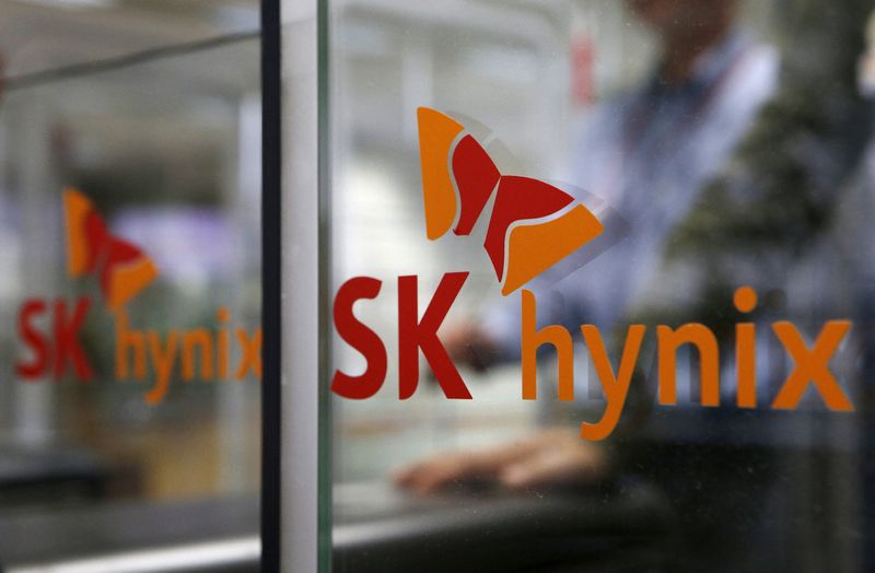 El logotipo de SK Hynix en su sede en Seongnam