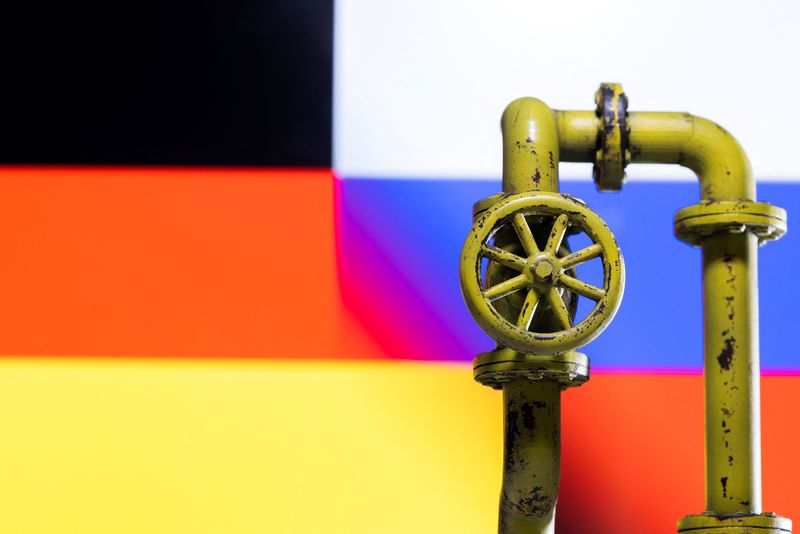 Une illustration montre un gazoduc devant des drapeaux allemands et russes