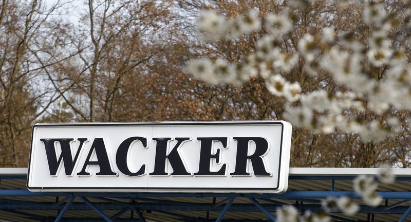 ARCHIV: Das Logo der Wacker Chemie AG am Produktionsstandort im südostbayerischen Burghausen