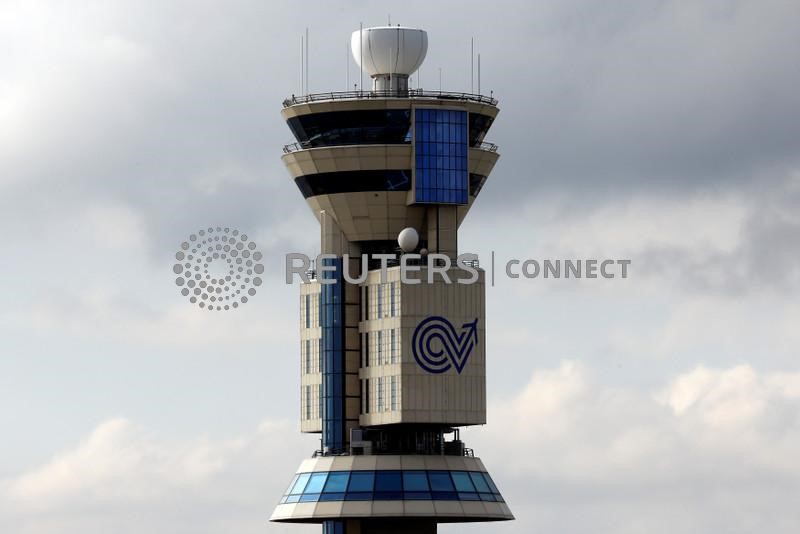La torre di controllo Enav è visibile all'aeroporto di Malpensa, vicino a Milano.