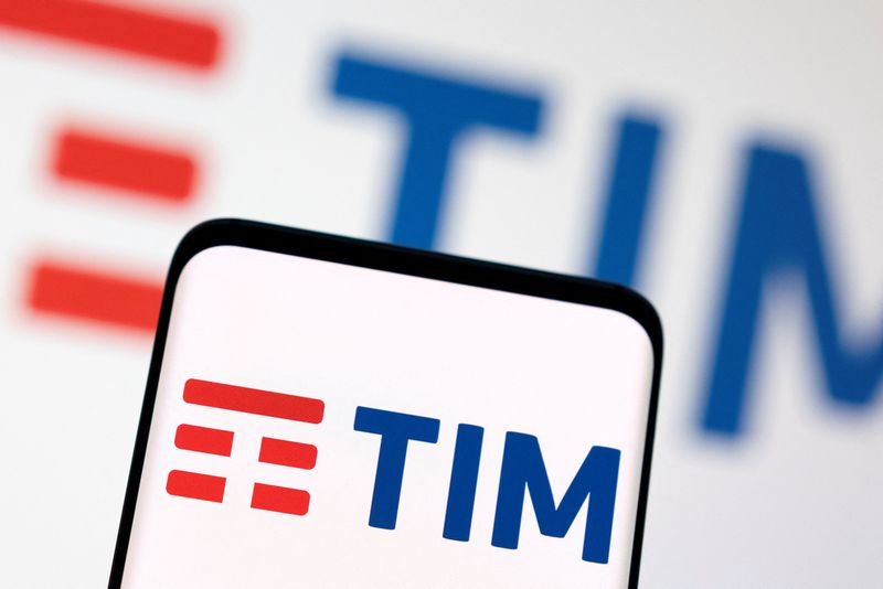 FOTO DE ARCHIVO: El logo de Telecom Italia (TIM) se muestra en esta ilustración tomada el 3 de mayo de 2022