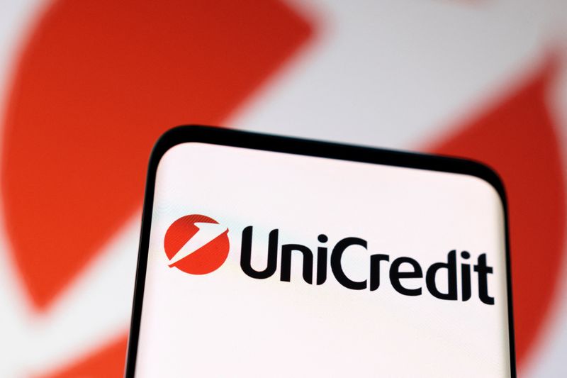 Il logo UniCredit sullo schermo di uno smartphone