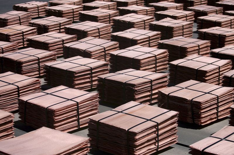 Imagen de archivo de cargamentos de cátodos de cobre en la mina La Escondida, cerca de Antofagasta, Chile.