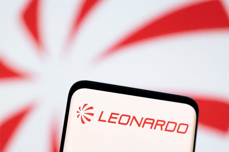 Il logo Leonardo su uno smartphone